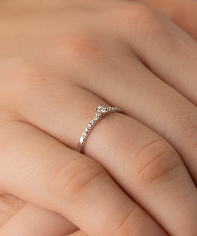 Кольцо из белого золота с алмазами