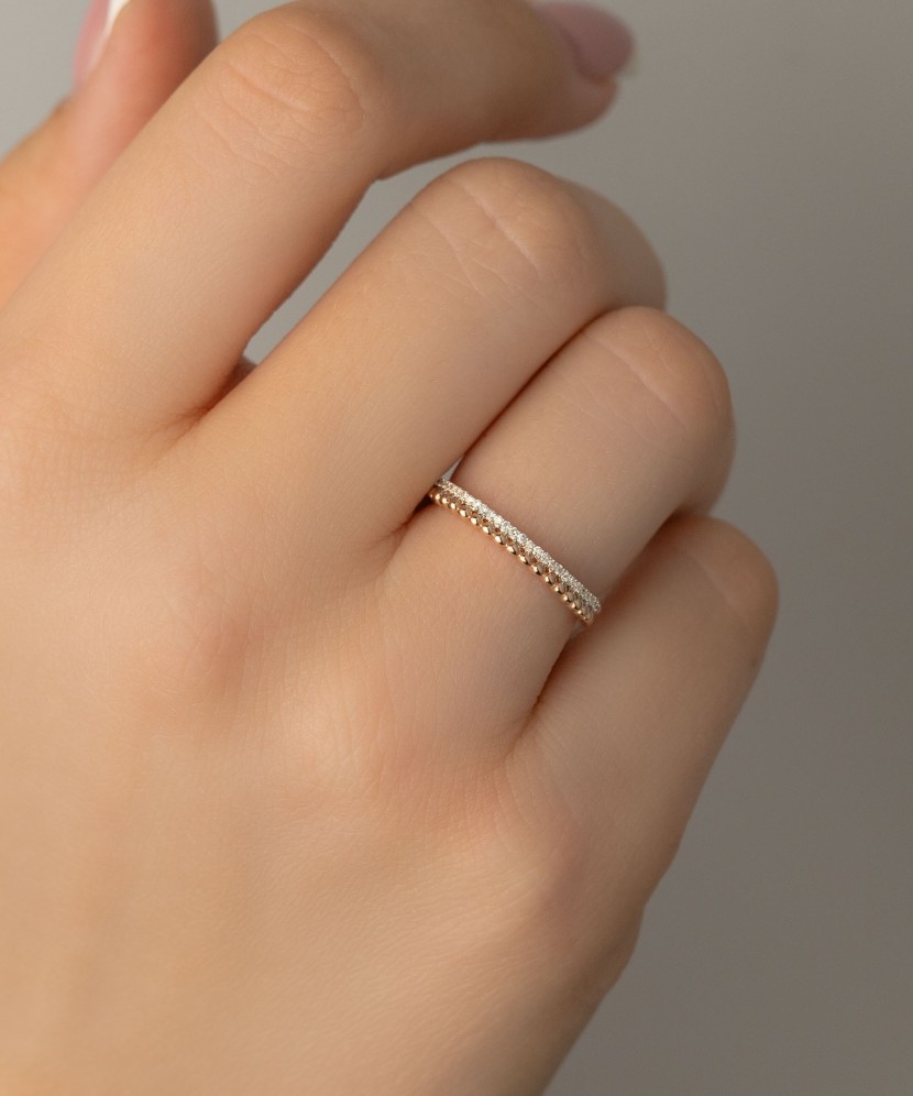 Gold ring with diamonds