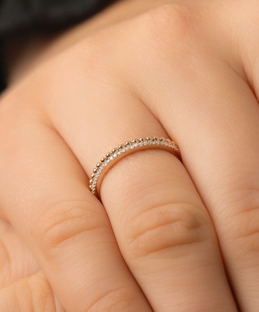 Gold ring with diamonds