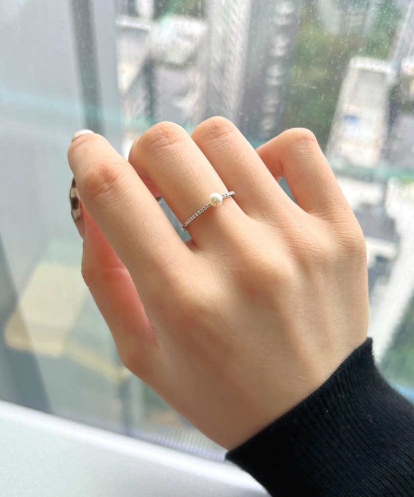 Sterling silver ring with pearl and zircons