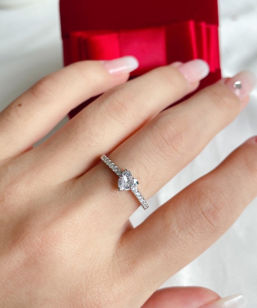 Sterling silver ring with zircons