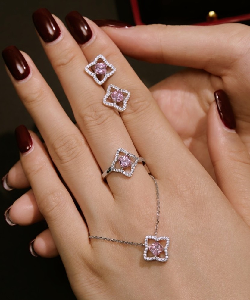 Серебряное кольцо с цирконами Серебряное кольцо с цирконами