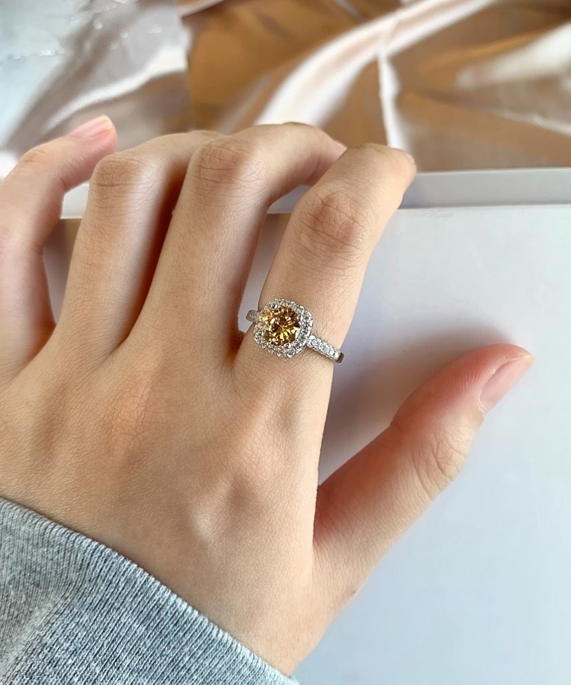 Серебряное кольцо с цирконами Серебряное кольцо с цирконами