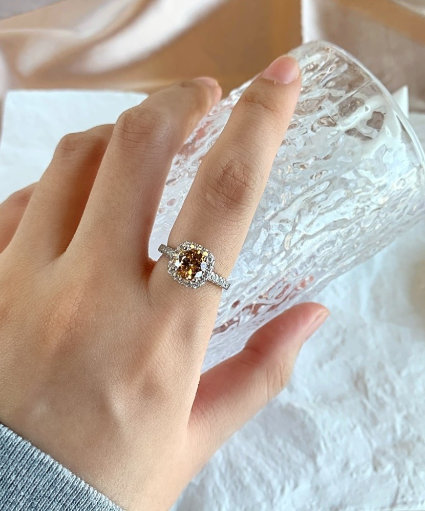 Серебряное кольцо с цирконами Серебряное кольцо с цирконами