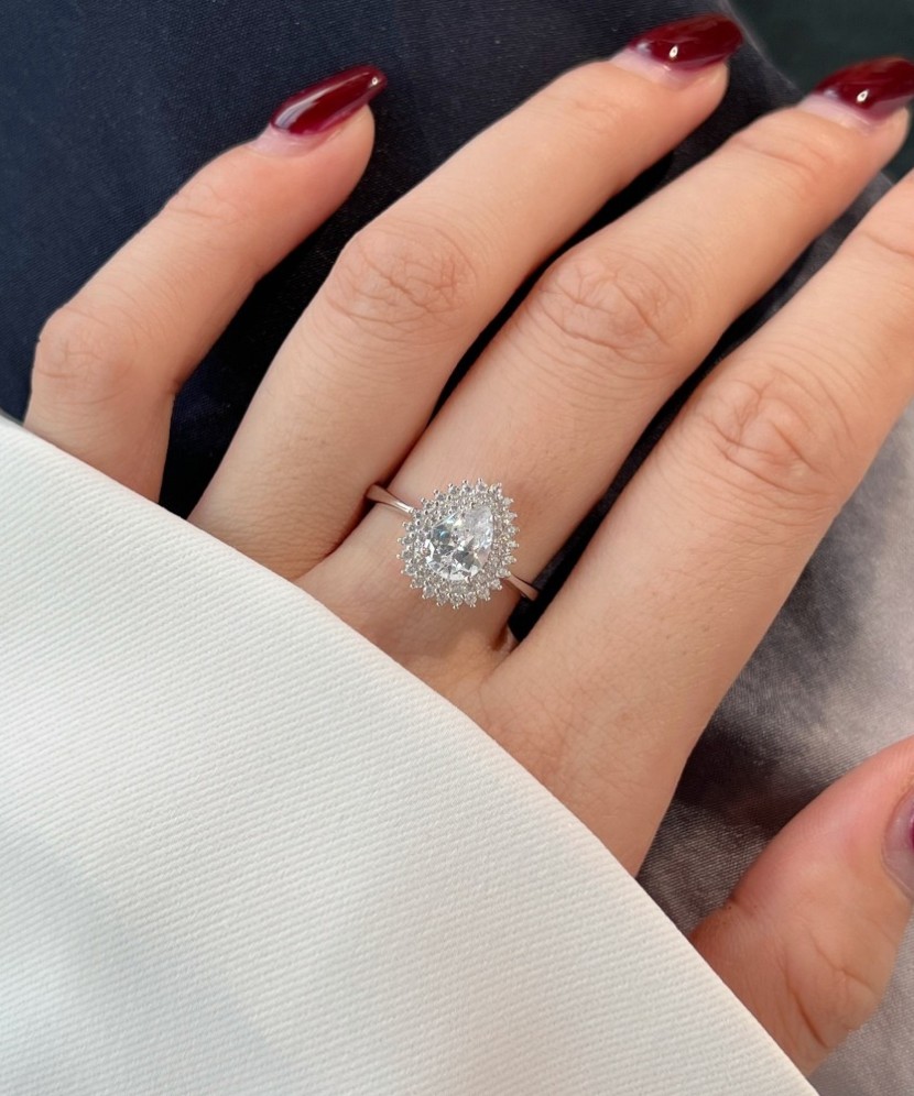 Sterling silver ring with zircons