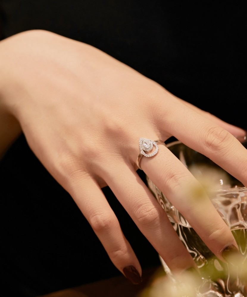 Серебряное кольцо с цирконами Серебряное кольцо с цирконами