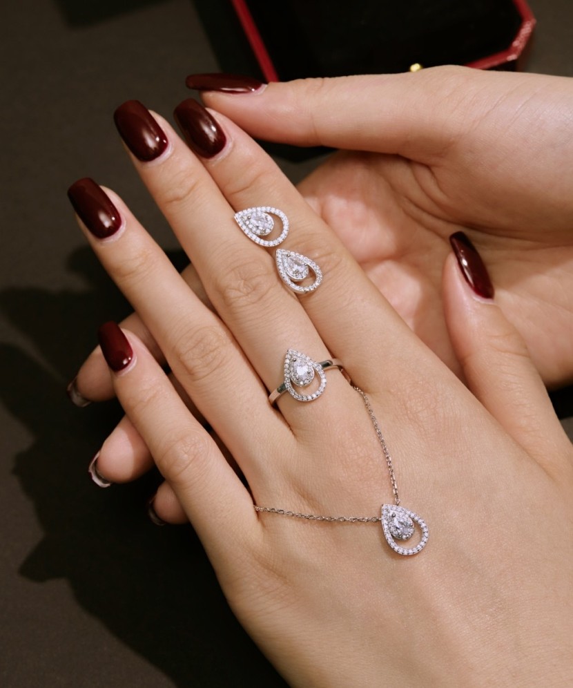 Sterling silver ring with zircons