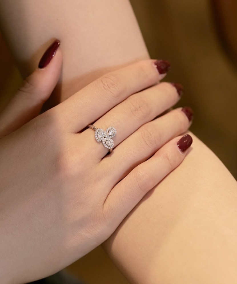 Серебряное кольцо с цирконами Серебряное кольцо с цирконами