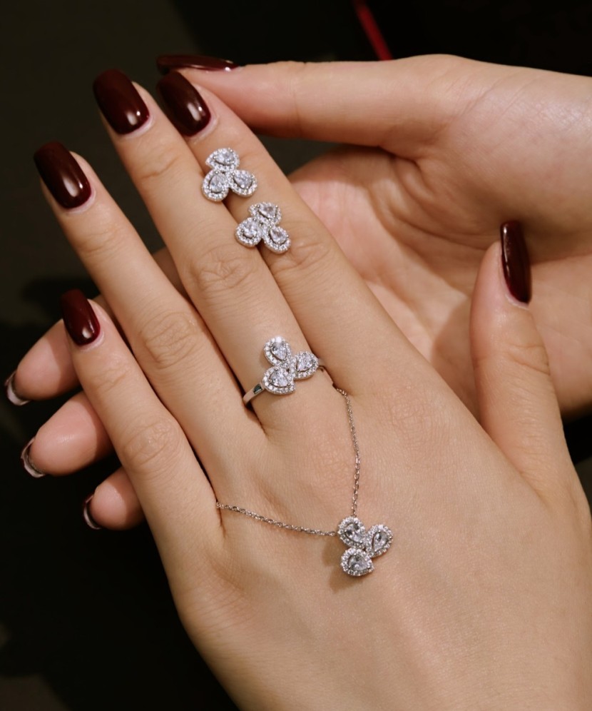 Sterling silver ring with zircons