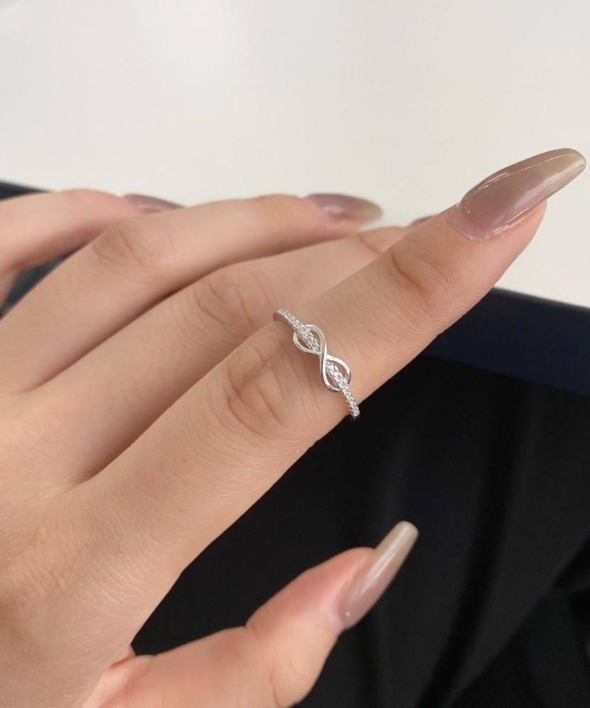 Серебряное кольцо с цирконами "Бесконечность"