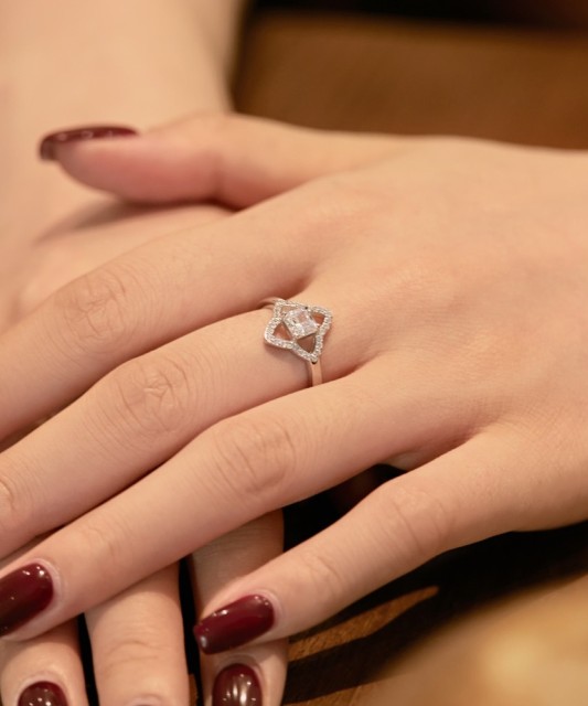 Sterling silver ring with zircons