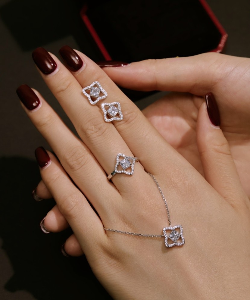 Sterling silver ring with zircons