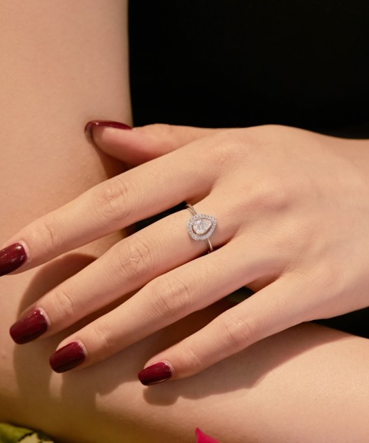 Sterling silver ring with zircons