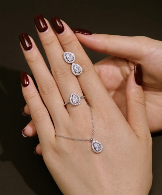 Sterling silver ring with zircons