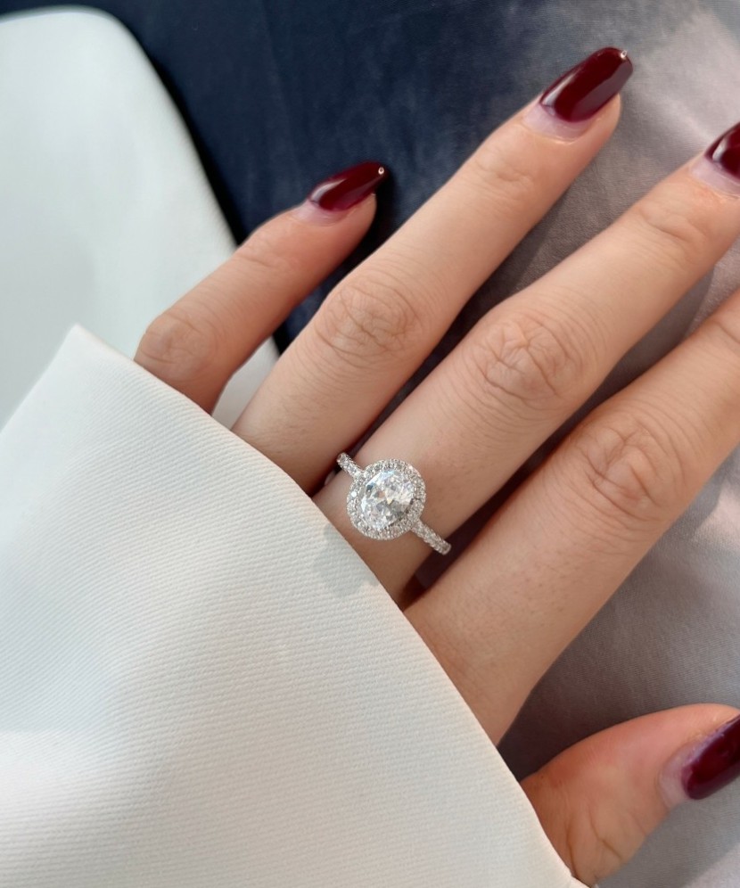 Sterling silver ring with zircons