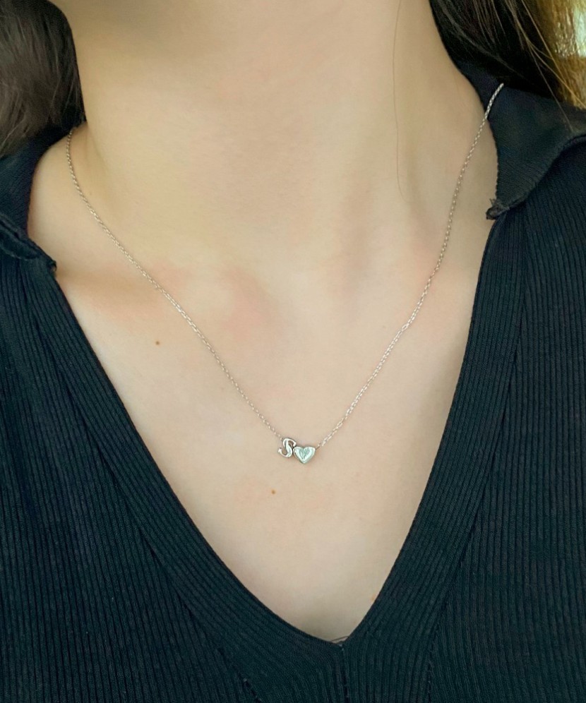 Серебряная цепочка с подвеской в виде буквы S Серебряная цепочка с подвеской в виде буквы S