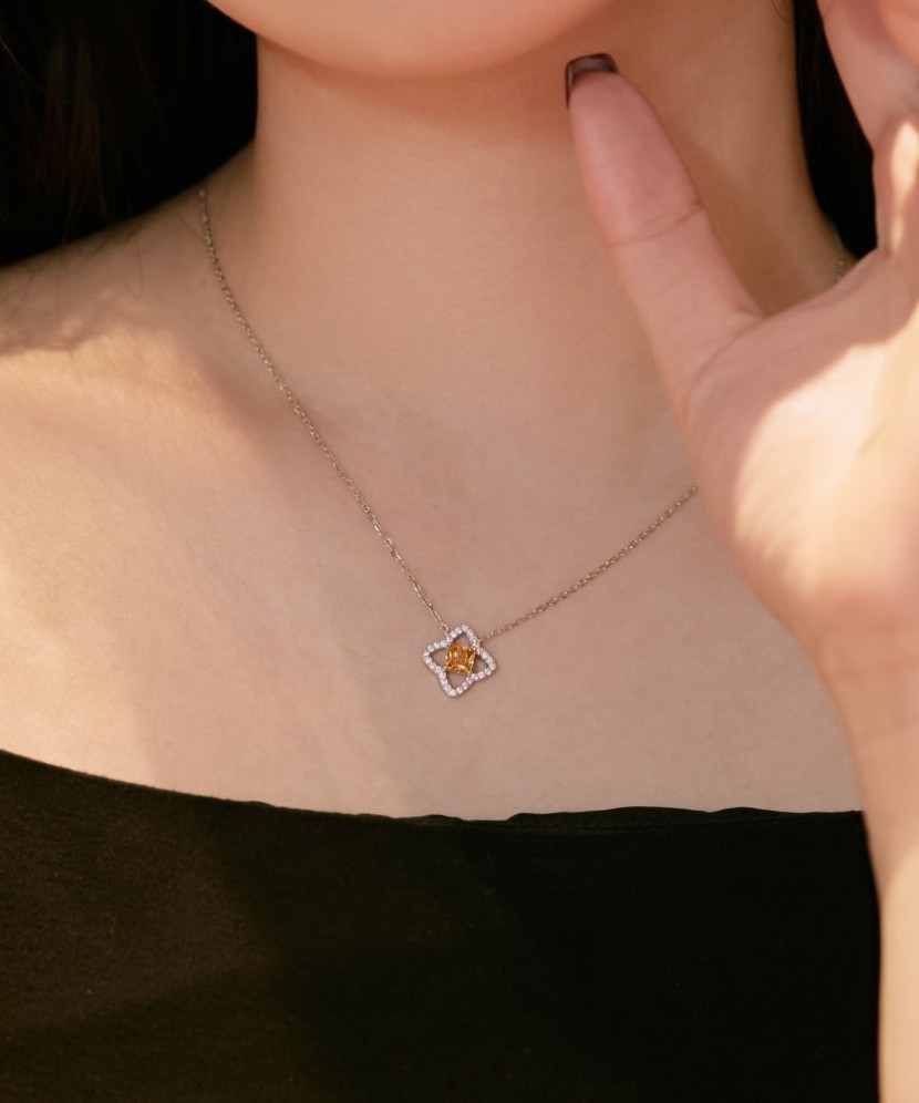 Серебряная цепочка с подвеской из циркона Серебряная цепочка с подвеской из циркона