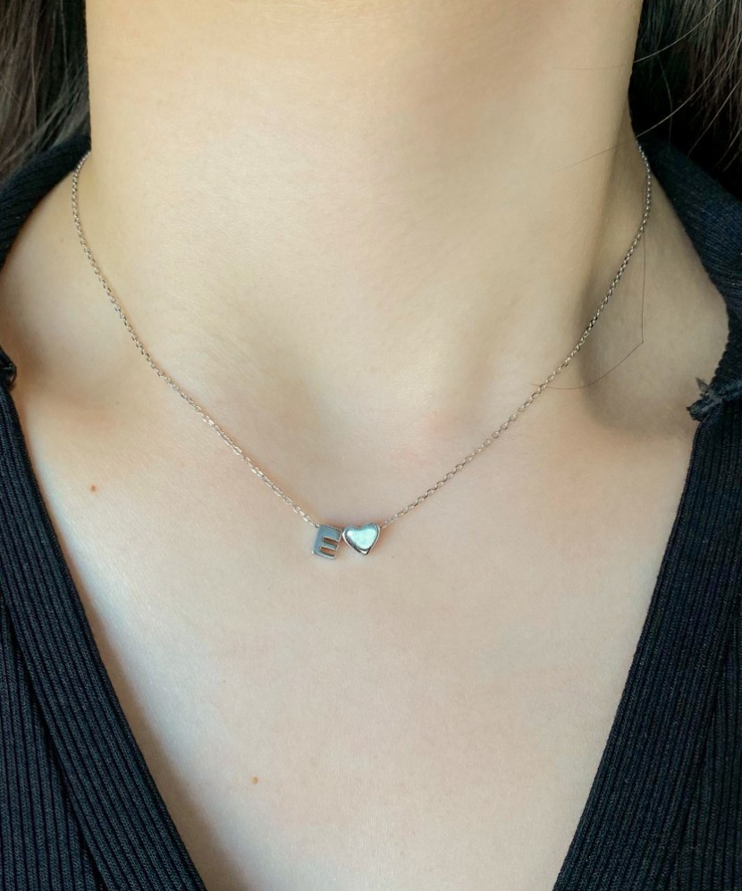 Серебряная цепочка с подвеской в виде буквы E