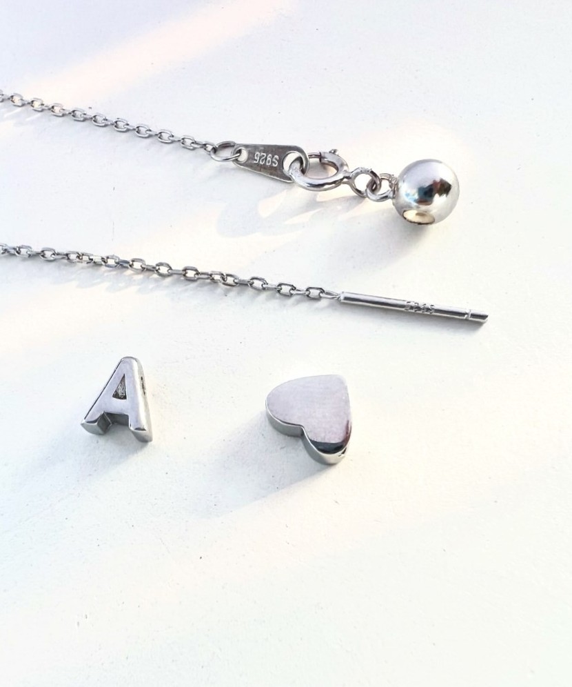 Серебряная цепочка с подвеской в виде буквы E