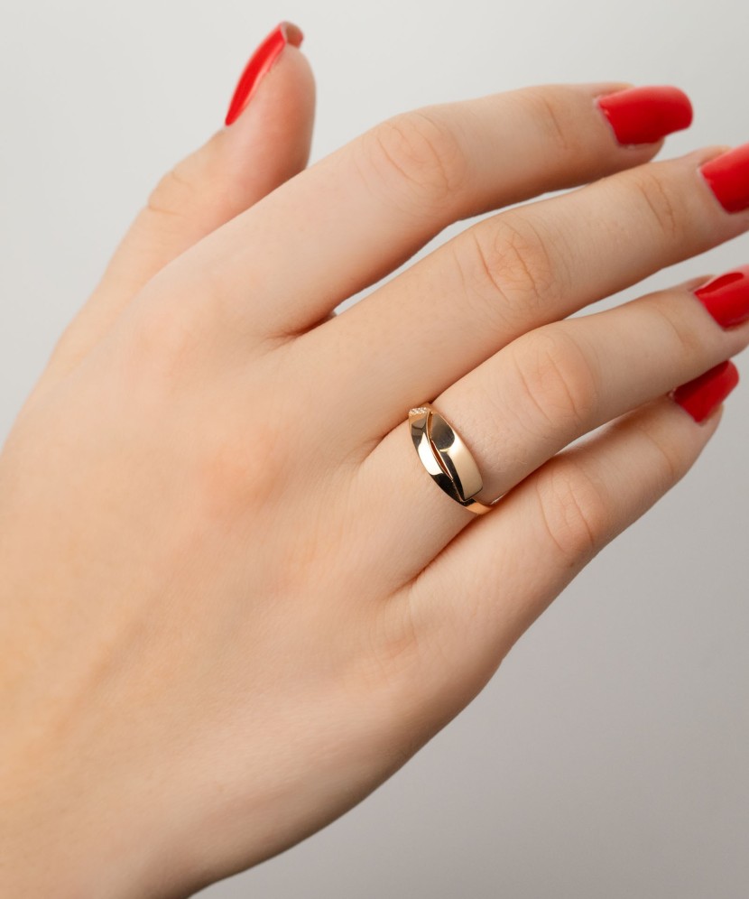 Gold ring with zircons