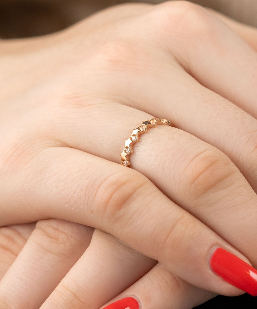 Gold ring with zirconium