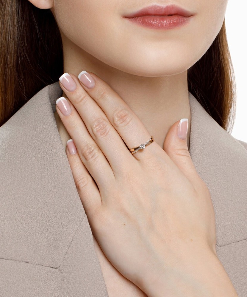 Gold ring with zircons