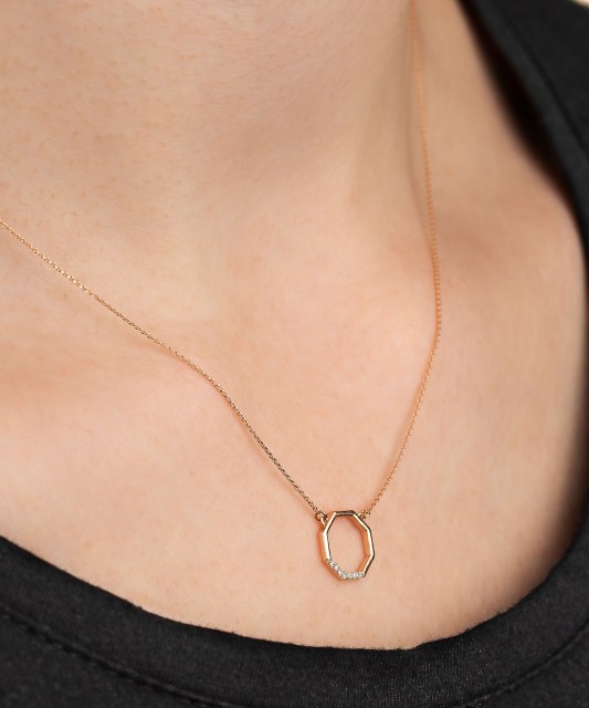 Gold chain with diamond pendant