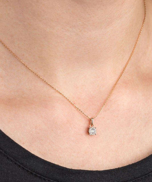 Gold pendant with diamonds