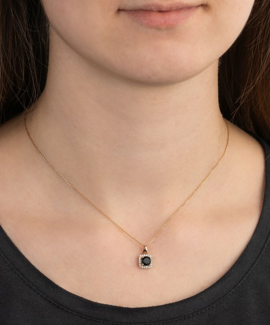 Gold pendant with diamonds and spinel