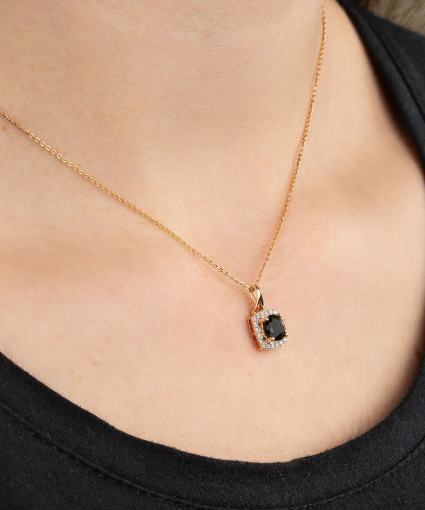 Gold pendant with diamonds and spinel