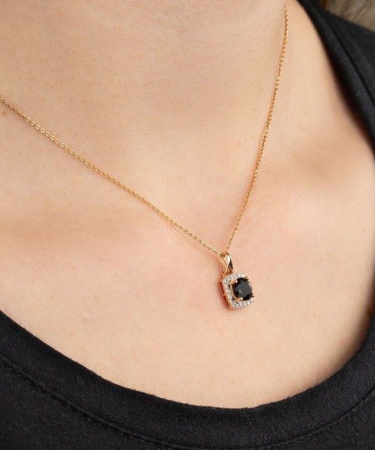 Gold pendant with diamonds and spinel