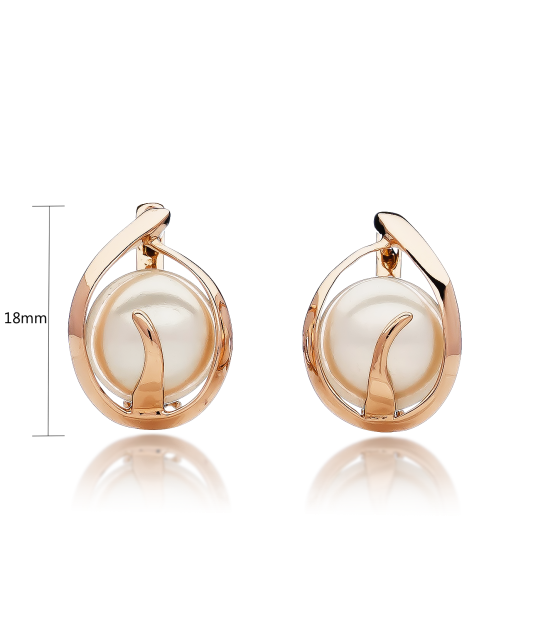 Gold earrings with pearl