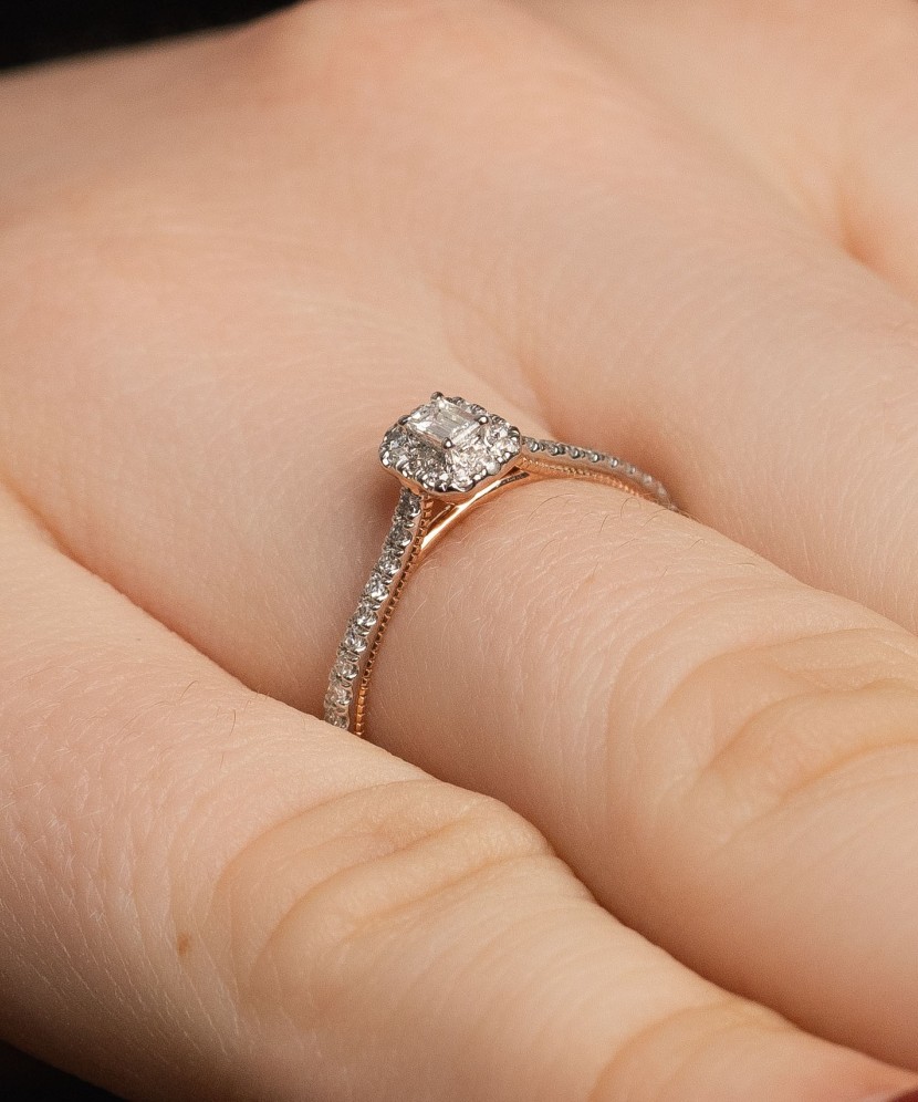 Gold ring with diamonds