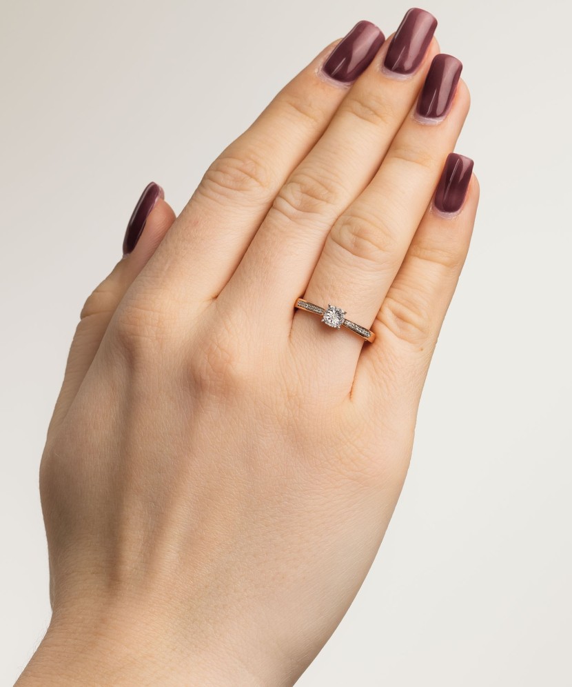 Gold ring with diamonds