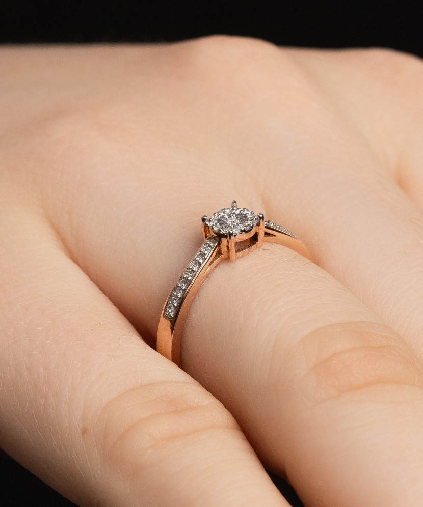 Gold ring with diamonds