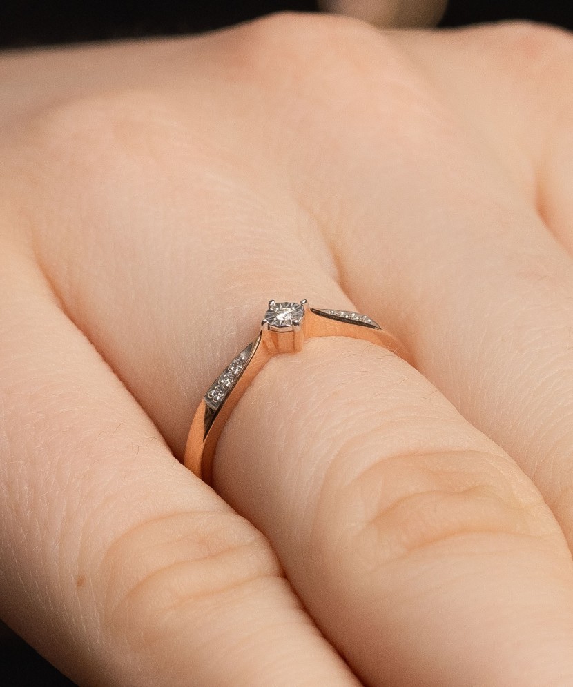 Gold ring with diamonds