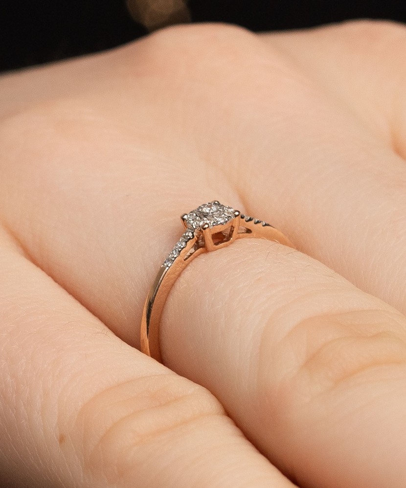 Gold ring with diamonds