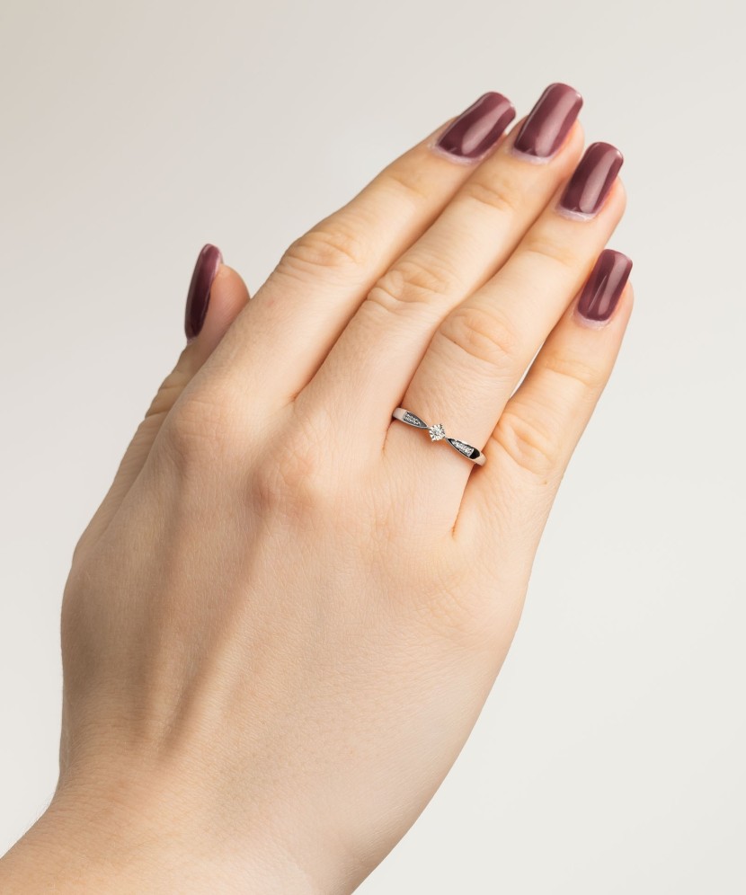 Кольцо из белого золота с алмазами Кольцо из белого золота с алмазами