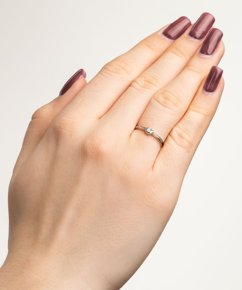 Кольцо из желтого золота с бриллиантами Кольцо из желтого золота с бриллиантами