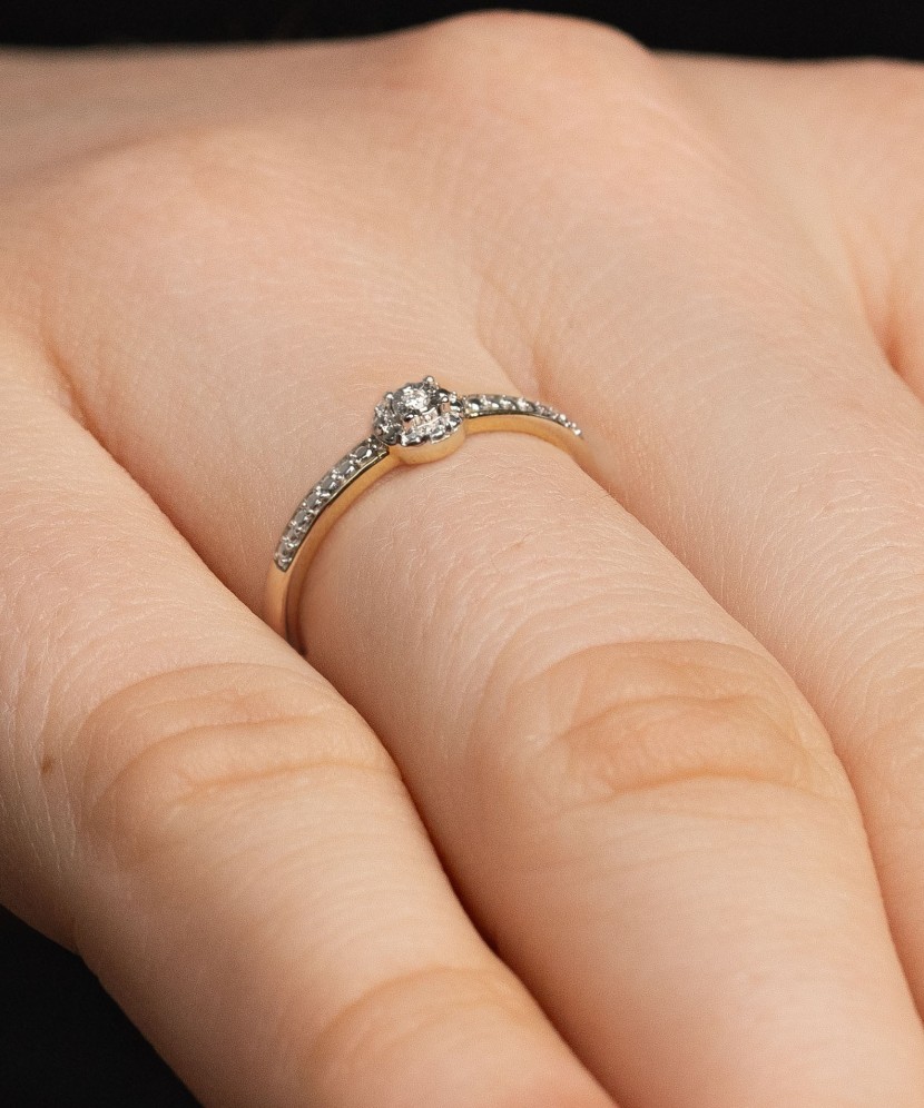 Кольцо из желтого золота с бриллиантами Кольцо из желтого золота с бриллиантами