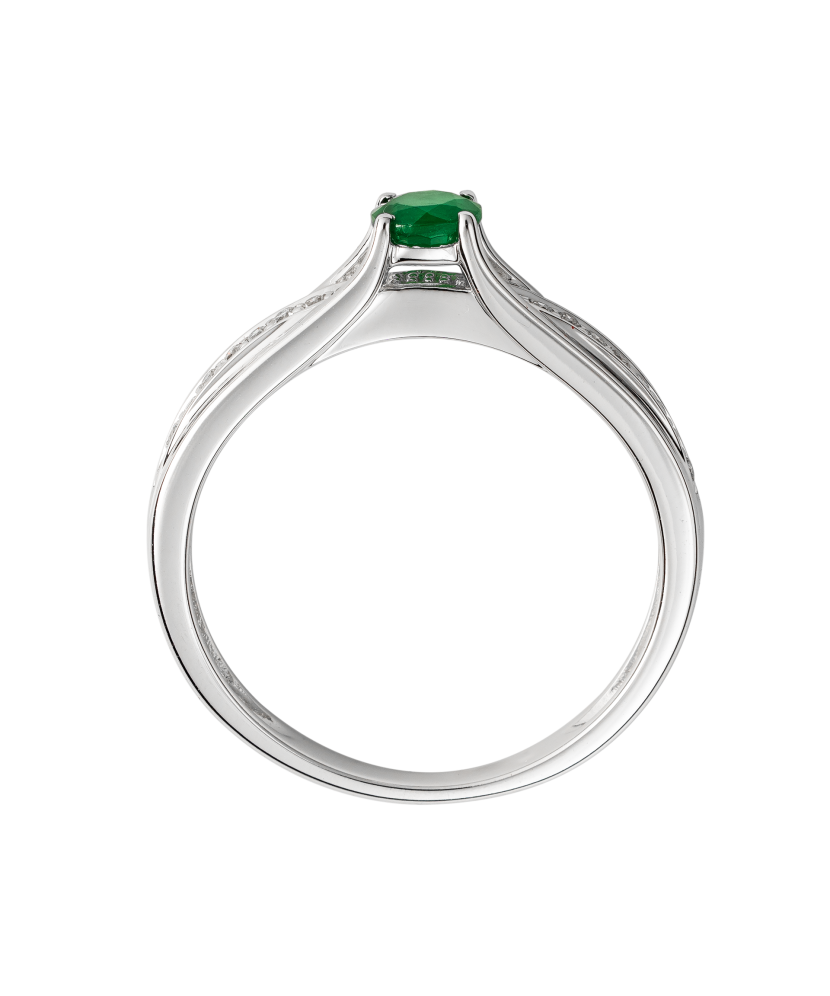 White gold ring with emerald and diamonds