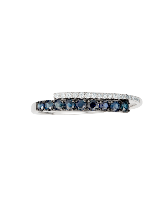 White gold ring with sapphire and diamonds