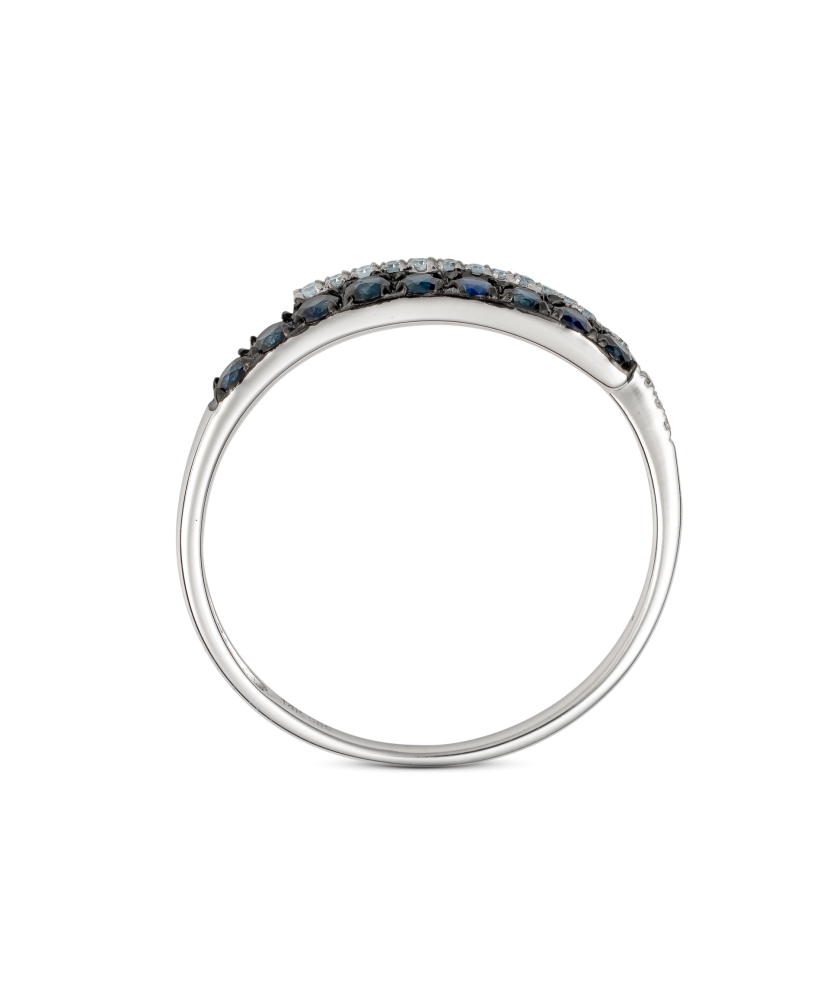 White gold ring with sapphire and diamonds