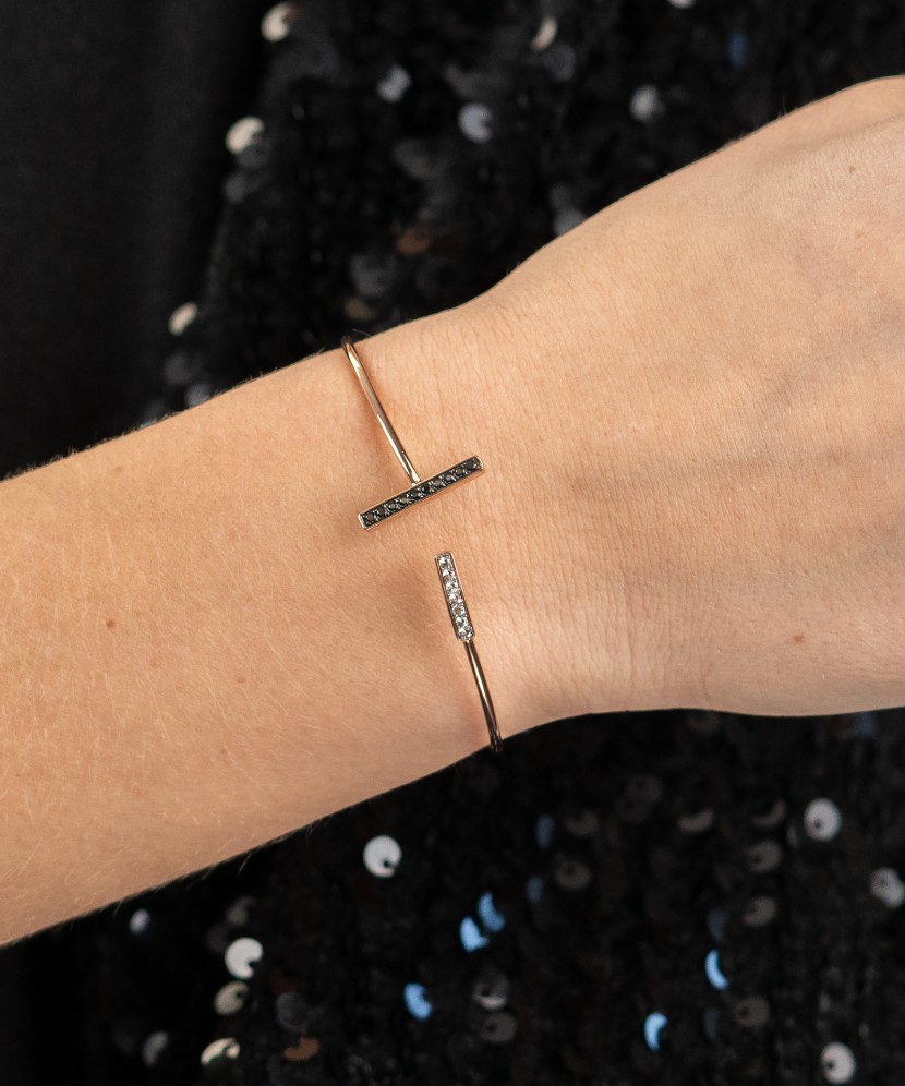 Gold bracelet with sapphires