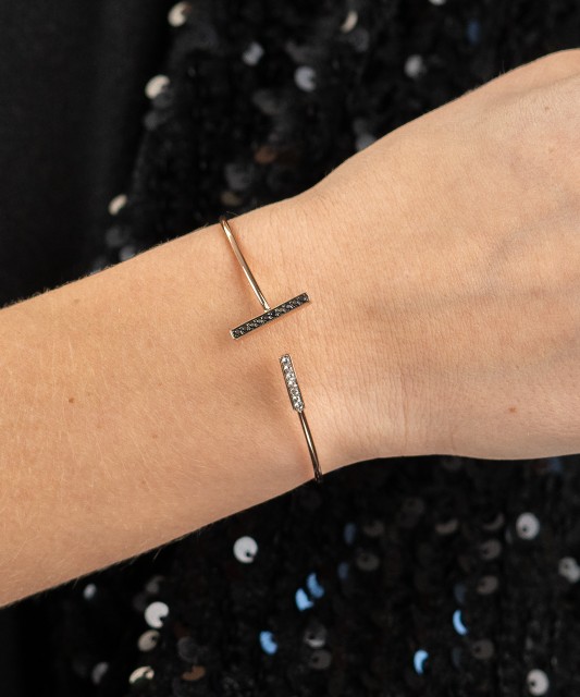 Gold bracelet with sapphires