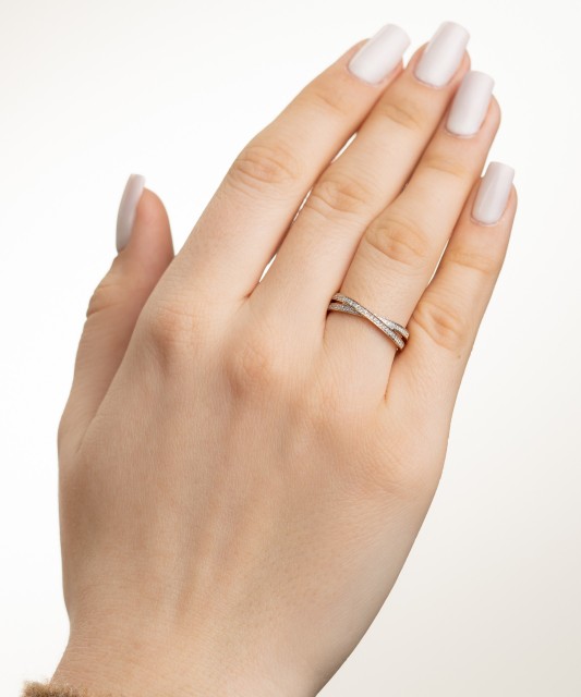 Gold ring with diamonds