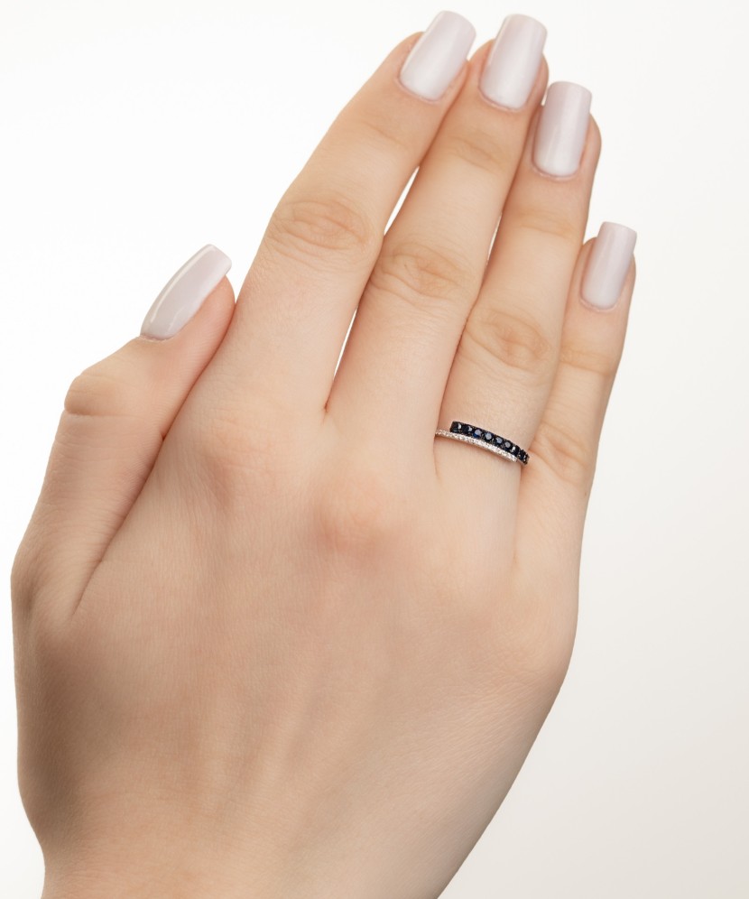 White gold ring with sapphire and diamonds