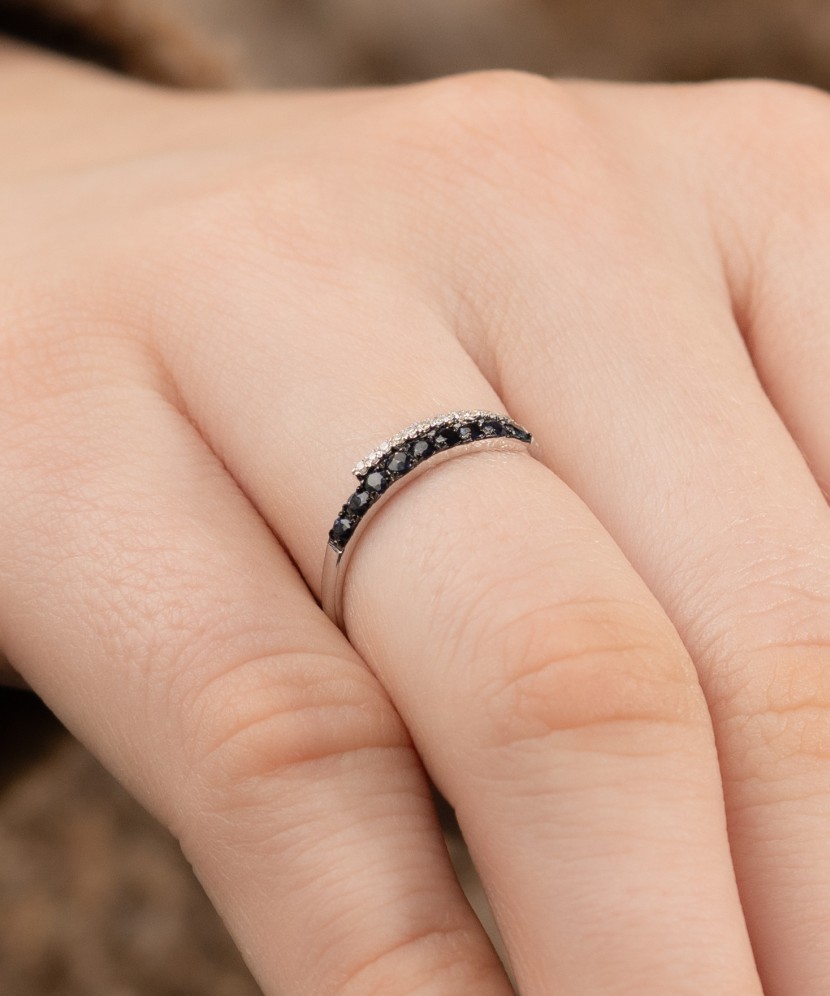 White gold ring with sapphire and diamonds