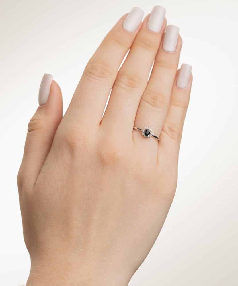 Кольцо из белого золота с сапфиром и бриллиантами