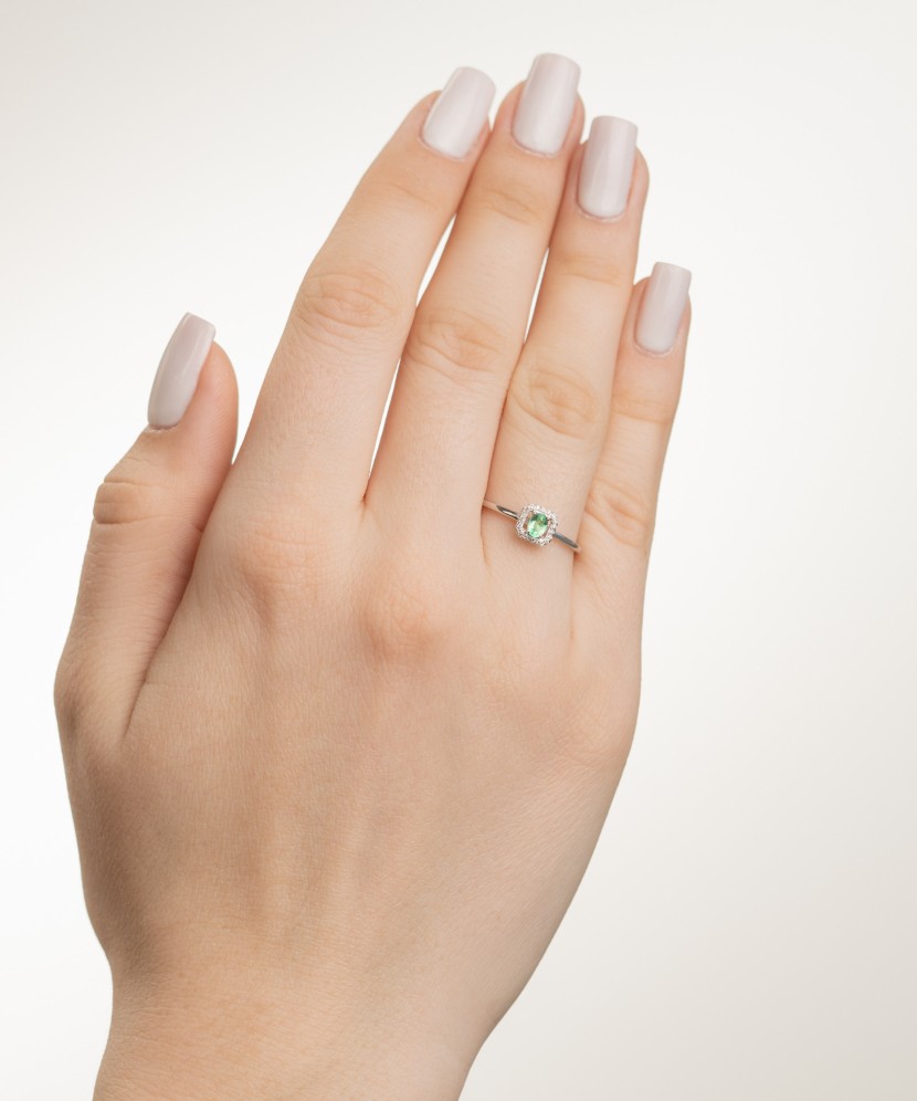 White gold ring with emerald and diamonds